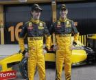 Robert Kubica ve Vitaly Petrov, pilot Renault F1 Scuderia ile